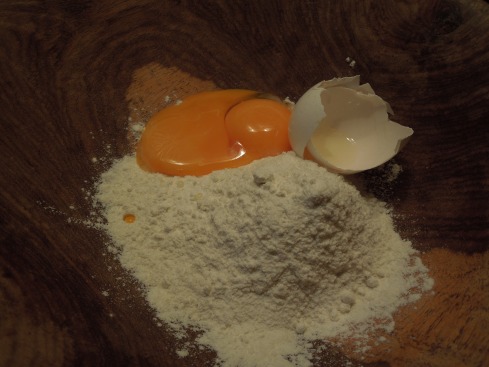 Teigbasis: Eier und Mehl